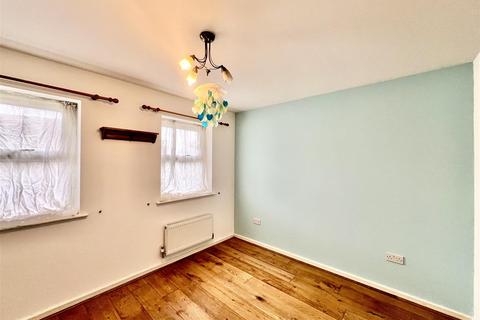 32 Tentelow Lane, Southall, UB2 4LE