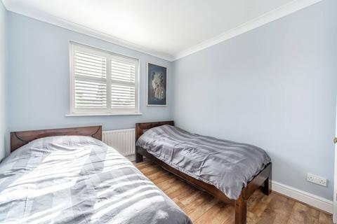 Flat 6, Hanover Court, 432 Uxbridge Road, Pinner, HA5 4SF