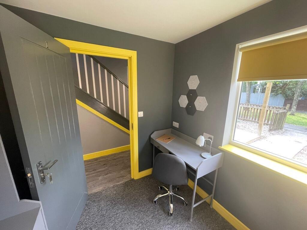 Bright and tidy single bedroom featuring a comf...