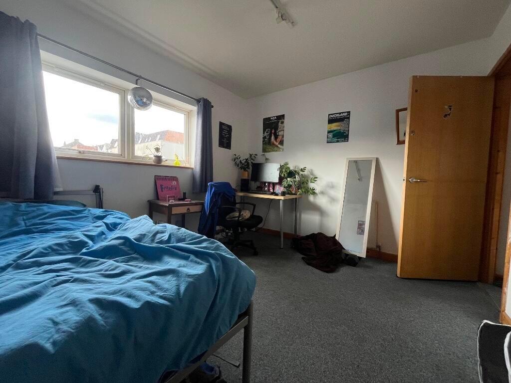 Bright and tidy single bedroom featuring a comf...
