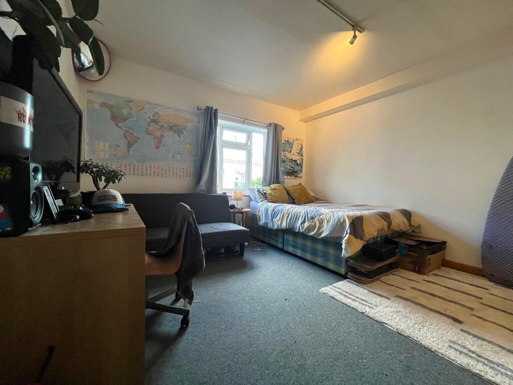 A cozy single bedroom featuring a comfortable s...