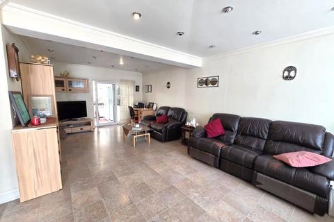 18 Newcroft Close, Uxbridge, UB8 3RJ