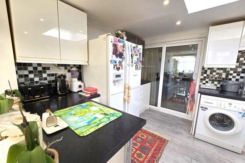 18 Newcroft Close, Uxbridge, UB8 3RJ
