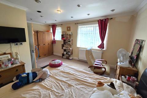 18 Newcroft Close, Uxbridge, UB8 3RJ