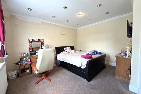 18 Newcroft Close, Uxbridge, UB8 3RJ