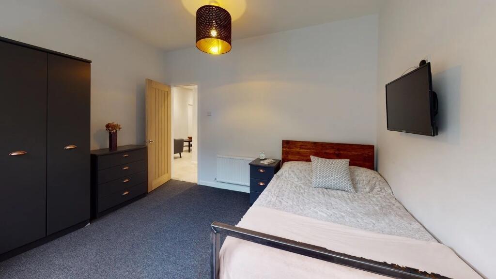 A tidy and well-maintained single bedroom featu...