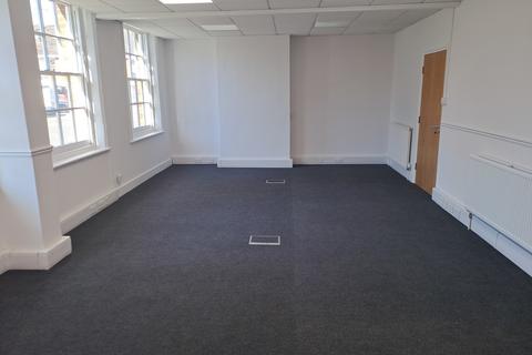 Office to rent, 15 The Broadway Hatfield AL9 5HZ