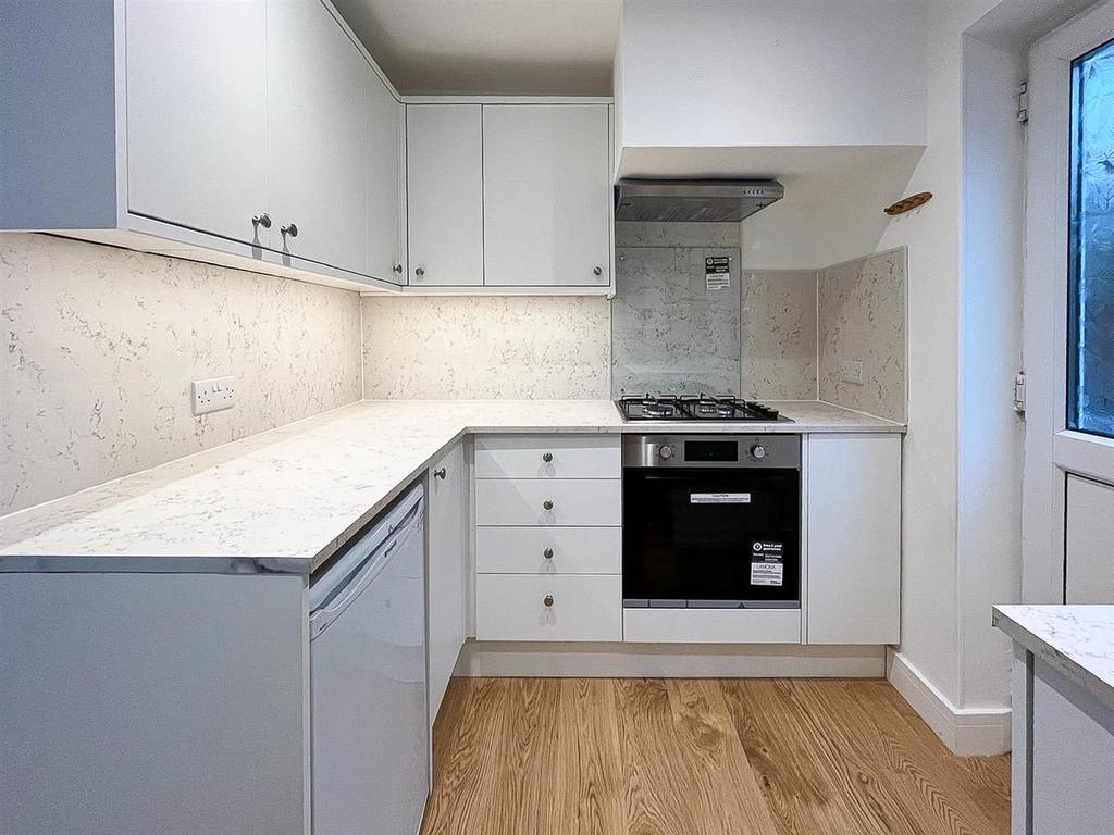 35 The Vineries - kitchen.jpg