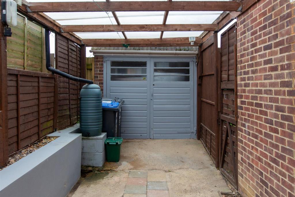35 The Vineries - garage.jpg