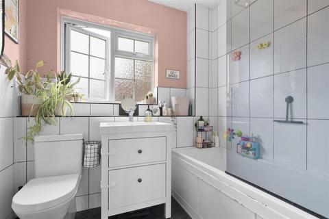 5 Abbey Path, Hailsham, BN27 1JQ