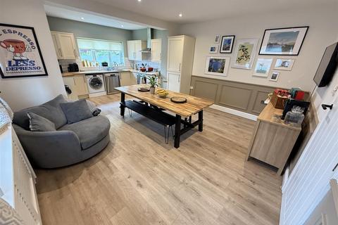 11 Heather Road, Heswall, Wirral, CH60 5SY