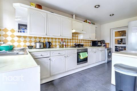 2 bedroom end of terrace house for sale, Marks Road, Romford, RM7 7AL