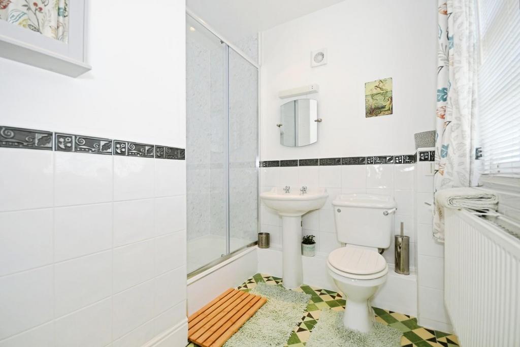 SHOWER ROOM 01.jpg