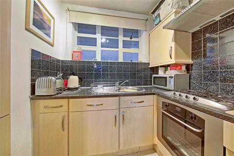 Studio to rent, Sheen Road, Richmond TW9