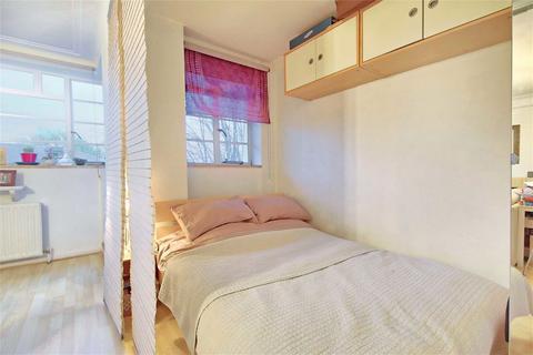Studio to rent, Sheen Road, Richmond TW9