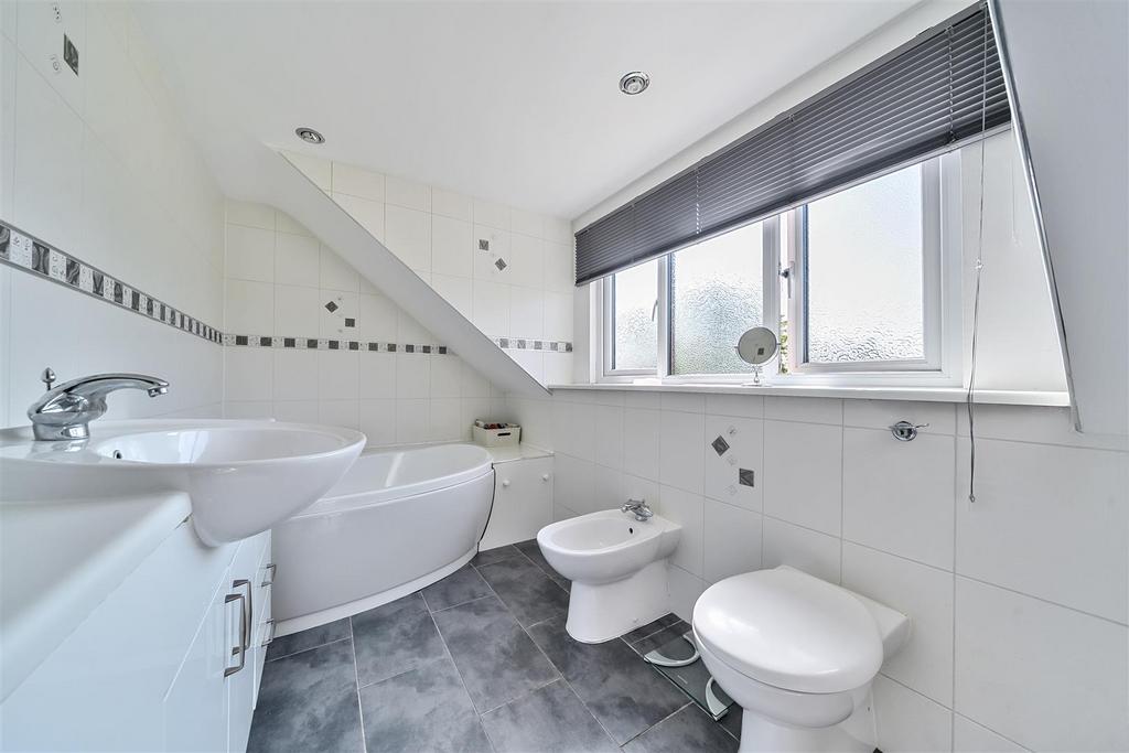 Bathroom (2).jpg