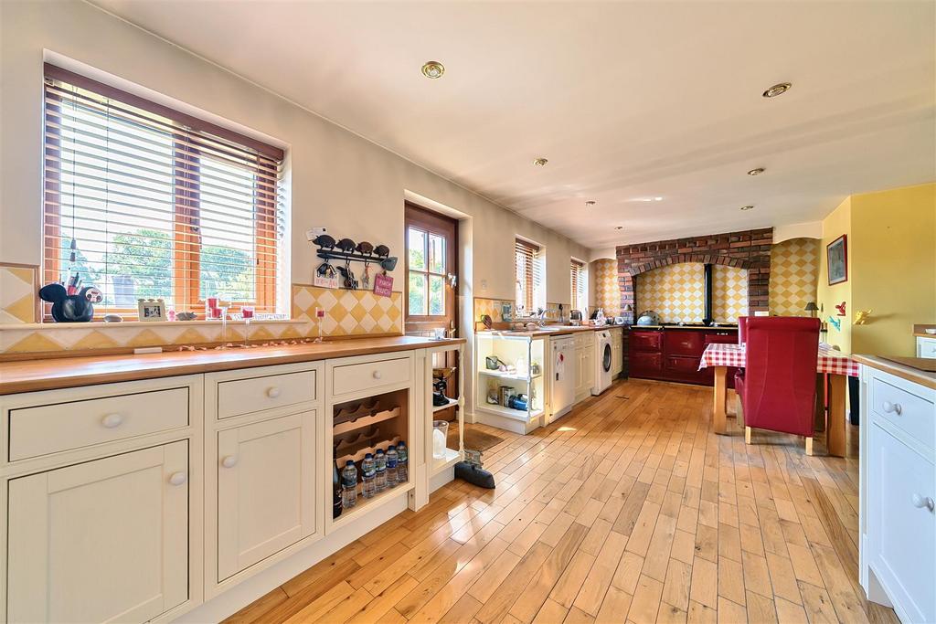 Kitchen 2.jpg