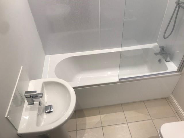Bathroom 02.jpg