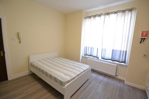 Studio to rent, Leamore Street, London W6