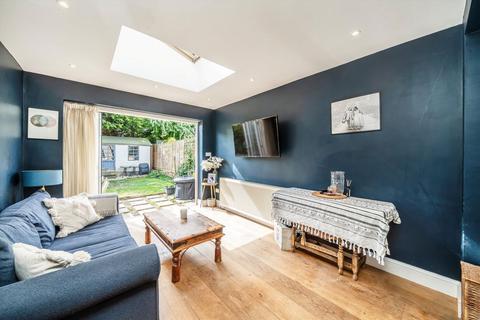 2 bedroom flat for sale, Squires Lane, London N3