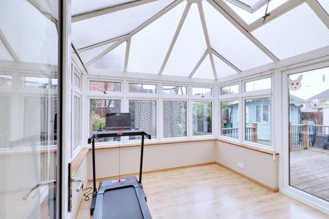 1 Crescent Road, Aveley, South Ockendon, RM15 4JL