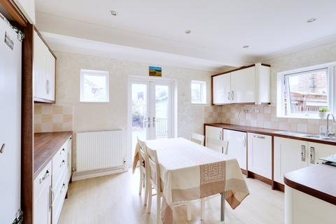 1 Crescent Road, Aveley, South Ockendon, RM15 4JL