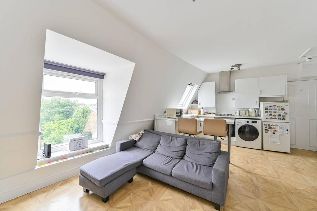 Balham High Road, Balham, London, SW12 2 bed flat - £375,000
