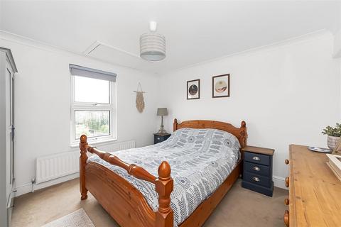 12 Oak Road, Caterham, CR3 5TS
