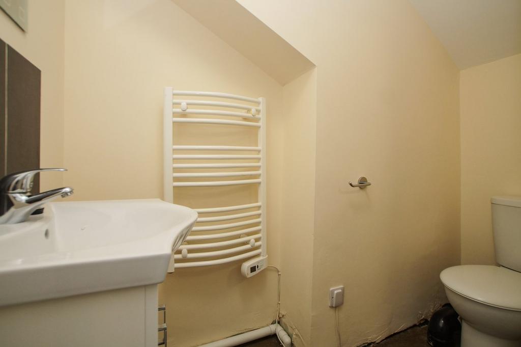 E-suite to Bedroom 4