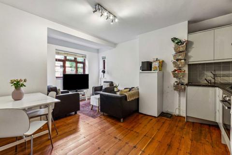 4 bedroom flat to rent, Poynders Gardens, London SW4