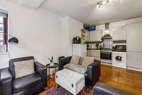 4 bedroom flat to rent, Poynders Gardens, London SW4