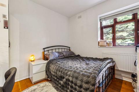 4 bedroom flat to rent, Poynders Gardens, London SW4