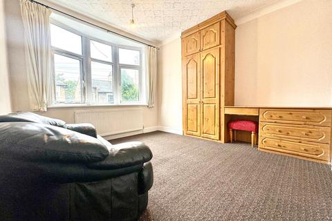 2 bedroom flat to rent, Park Avenue, Ilford, Essex, IG1