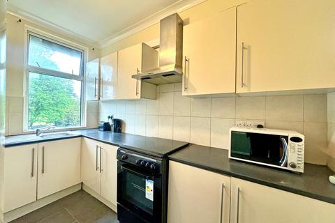 2 bedroom flat to rent, Park Avenue, Ilford, Essex, IG1