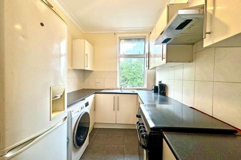 2 bedroom flat to rent, Park Avenue, Ilford, Essex, IG1