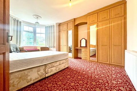 2 bedroom flat to rent, Park Avenue, Ilford, Essex, IG1
