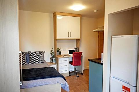 Studio to rent, High Road, London NW10