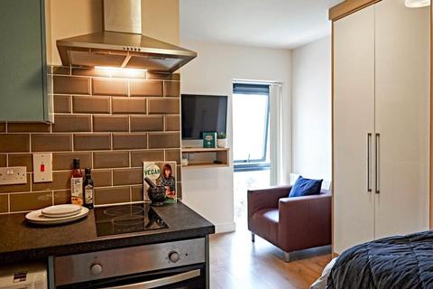 Studio to rent, High Road, London NW10
