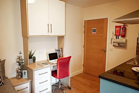 Studio to rent, High Road, London NW10