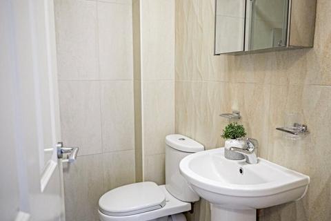 Studio to rent, High Road, London NW10