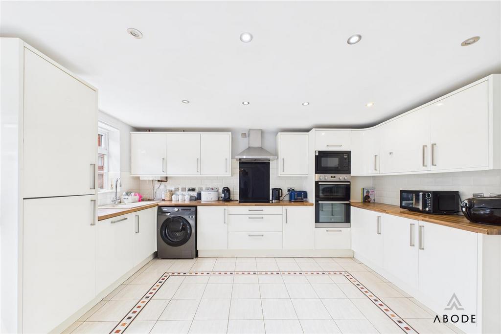 CAM02696 G0-PR0616-STILL026.jpg