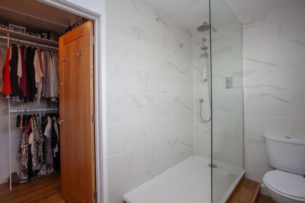 Ensuite to bedroom 1