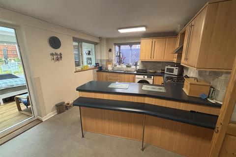3 bedroom semi-detached house for sale, Elsham Close, Leicester
