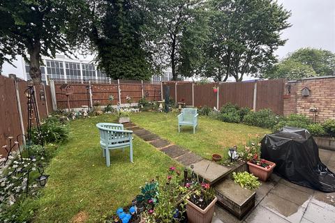 3 bedroom semi-detached house for sale, Elsham Close, Leicester