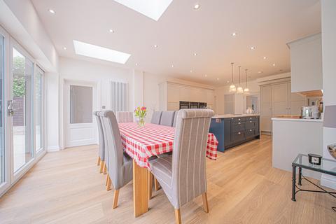 22 Besbury Close, Dorridge, Solihull, B93 8NT
