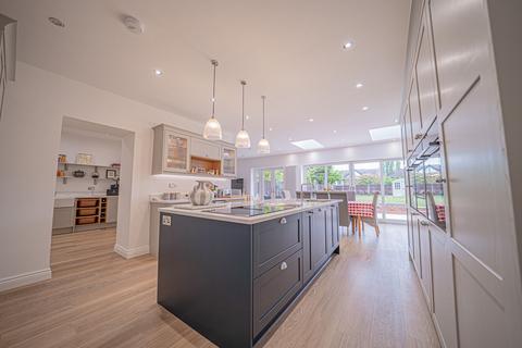 22 Besbury Close, Dorridge, Solihull, B93 8NT