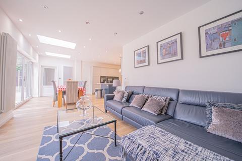 22 Besbury Close, Dorridge, Solihull, B93 8NT
