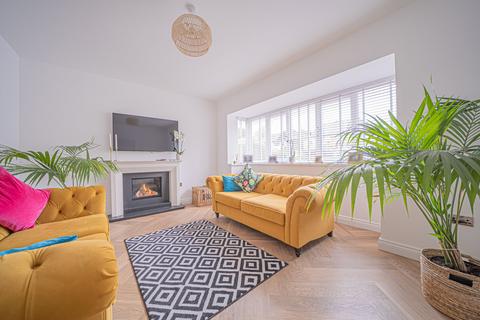 22 Besbury Close, Dorridge, Solihull, B93 8NT