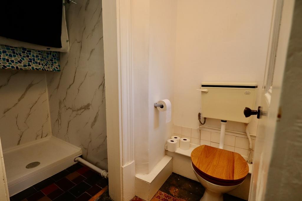 Flat 4 shower room