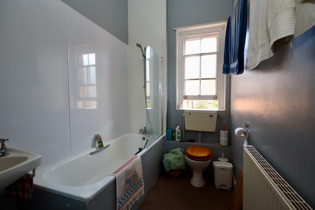 Flat 1 bathroom